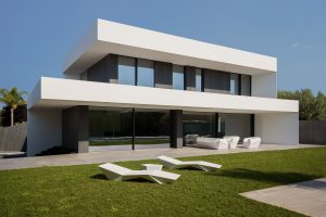 Casa moderna y minimalista blanca con jardín