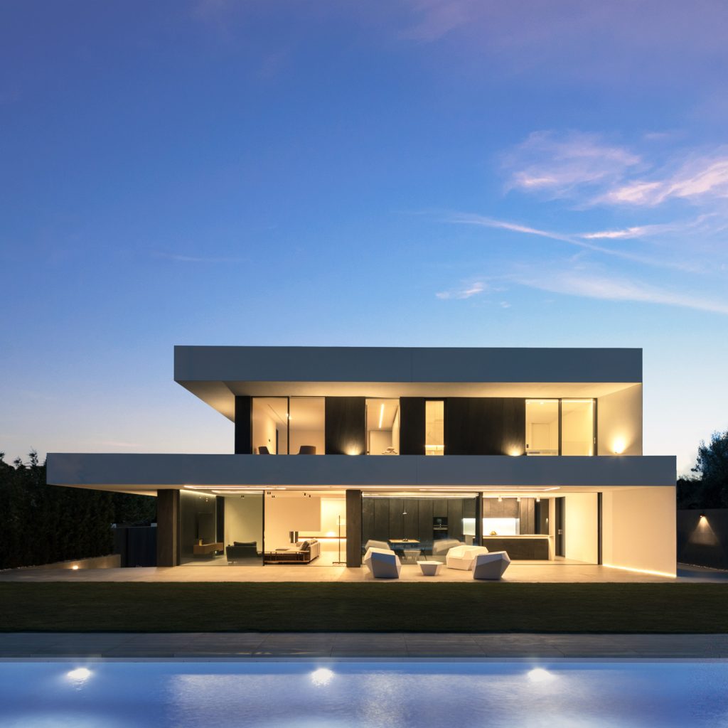 Casa moderna y minimalista al anochecer