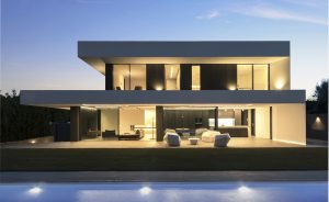 Casa moderna y minimalista al anochecer