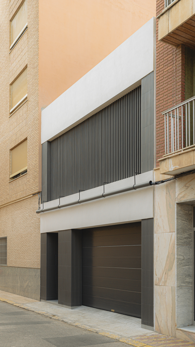 Casa patio en Moncada con fachada de celosía.