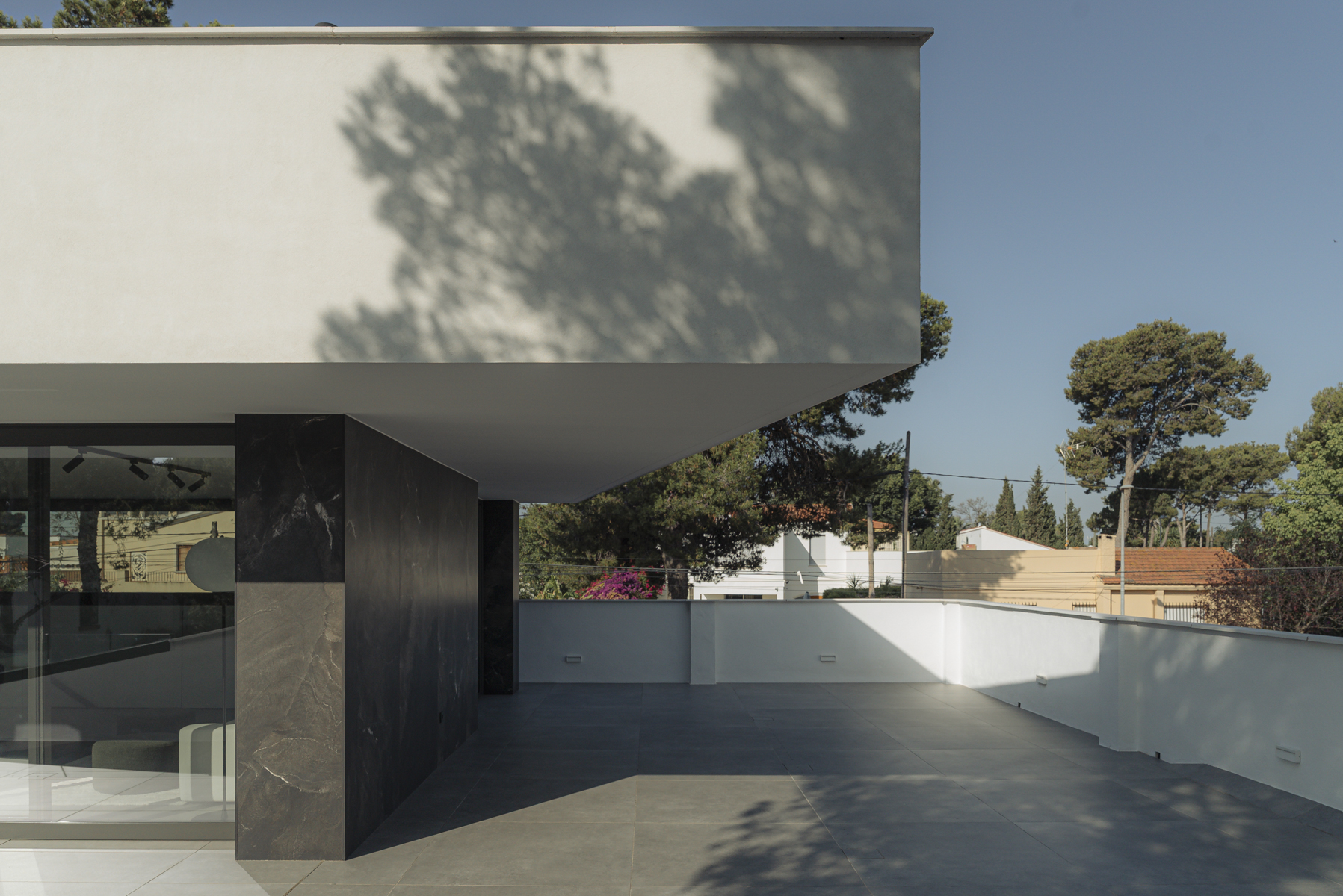 terraza volada en planta primera de casa moderna en Valencia