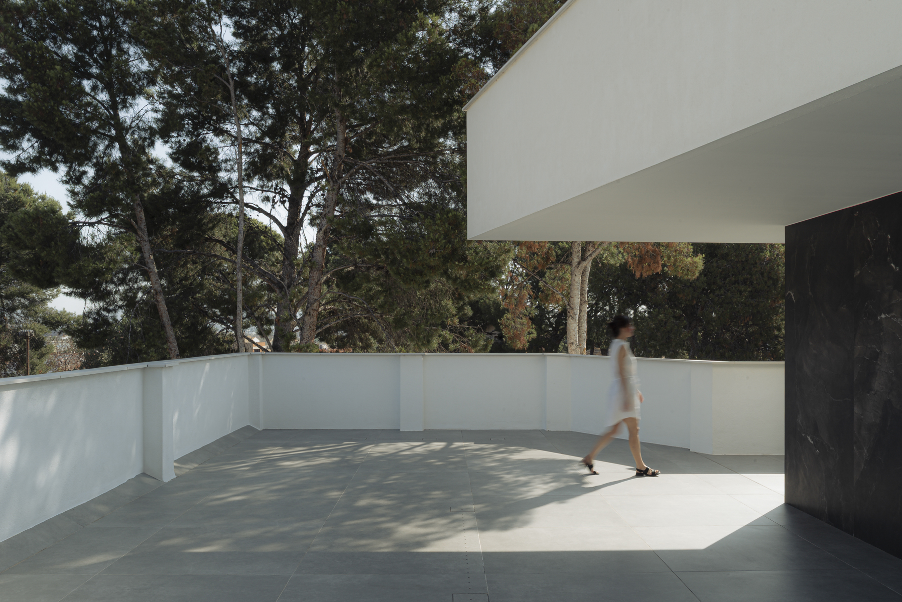 terraza volada en planta primera de casa moderna en Valencia