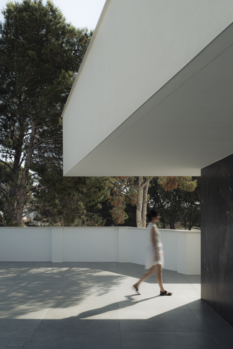 terraza volada en planta primera de casa moderna en Valencia
