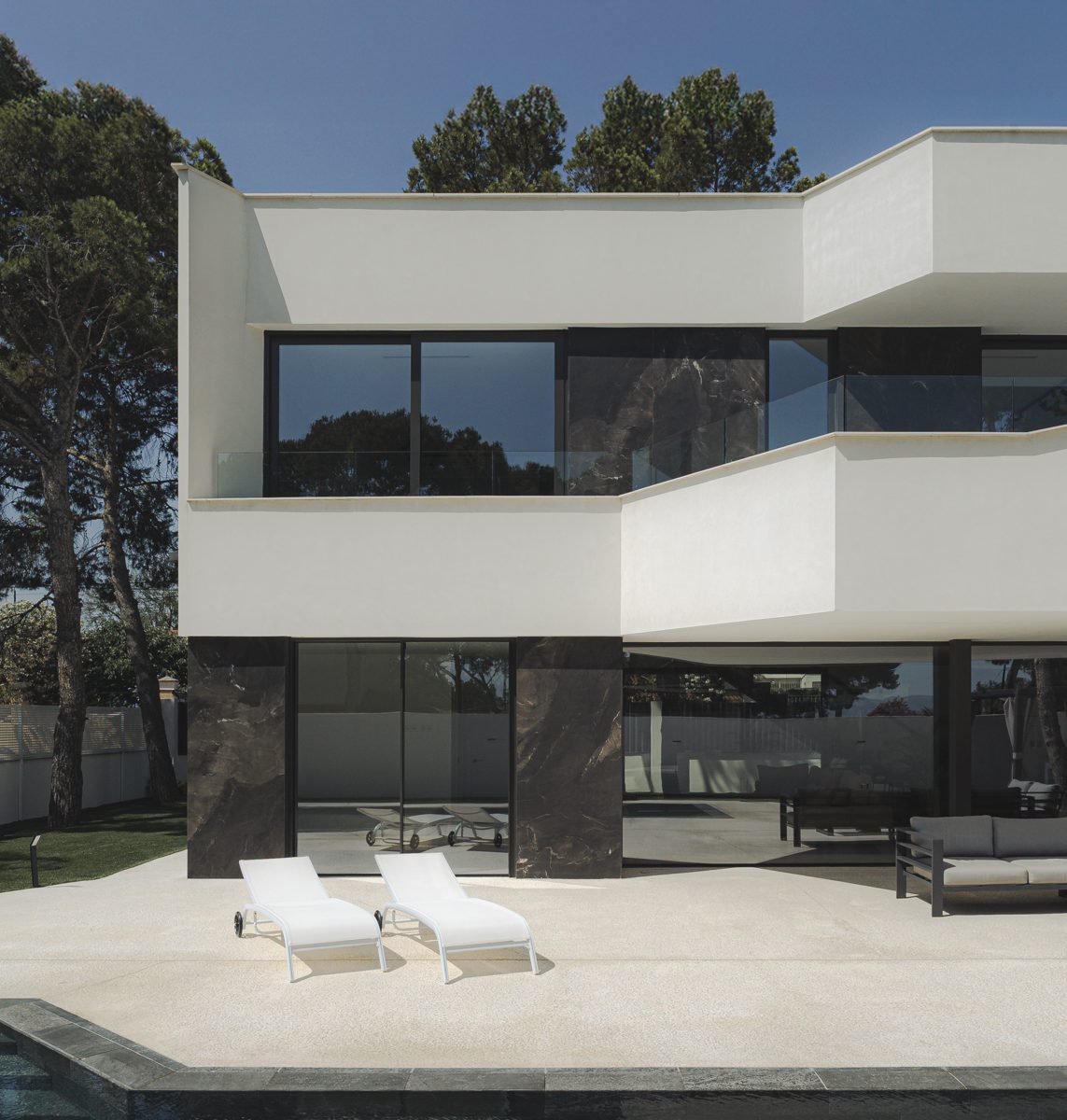 casa moderna en Valencia entre pinos