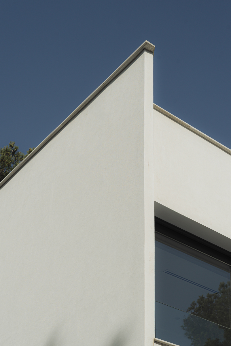 detalle de volumen volado en fachada de casa moderna en Valencia