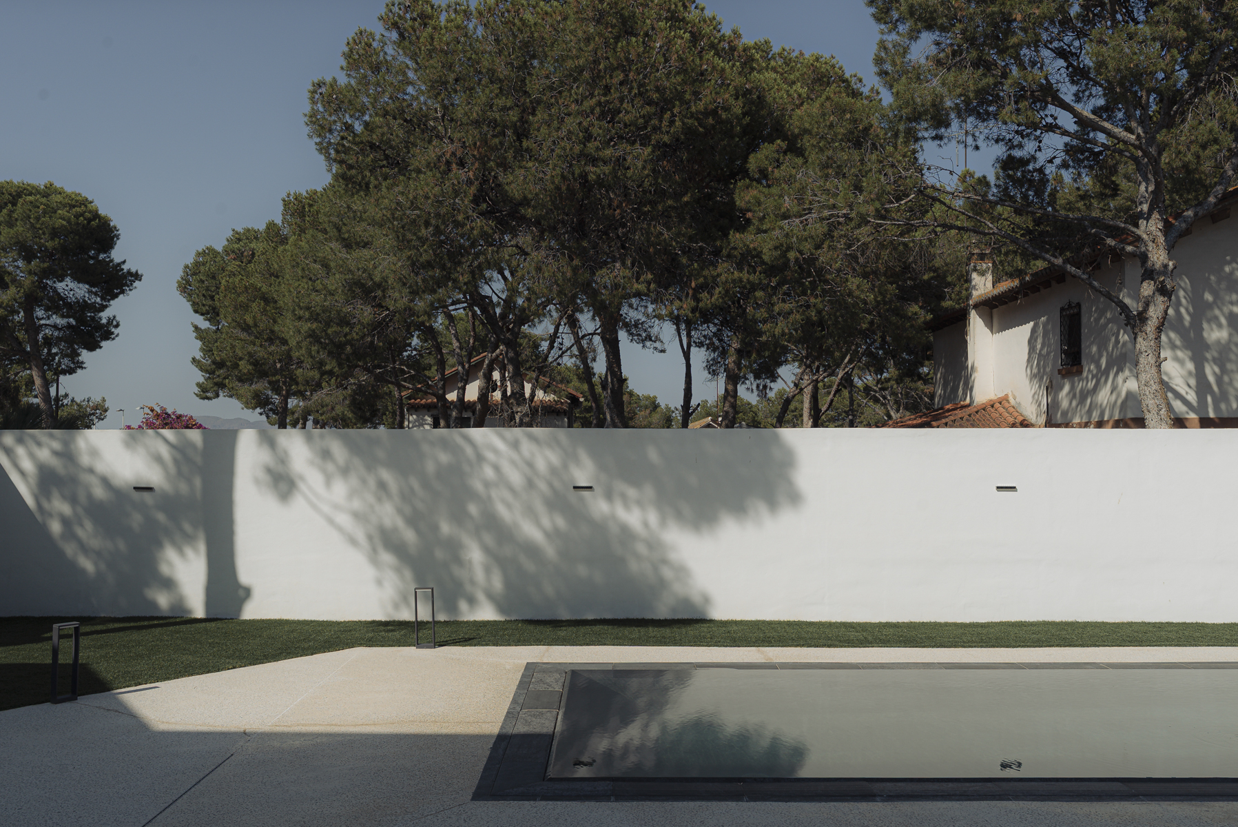 piscina en casa moderna en Valencia entre pinos