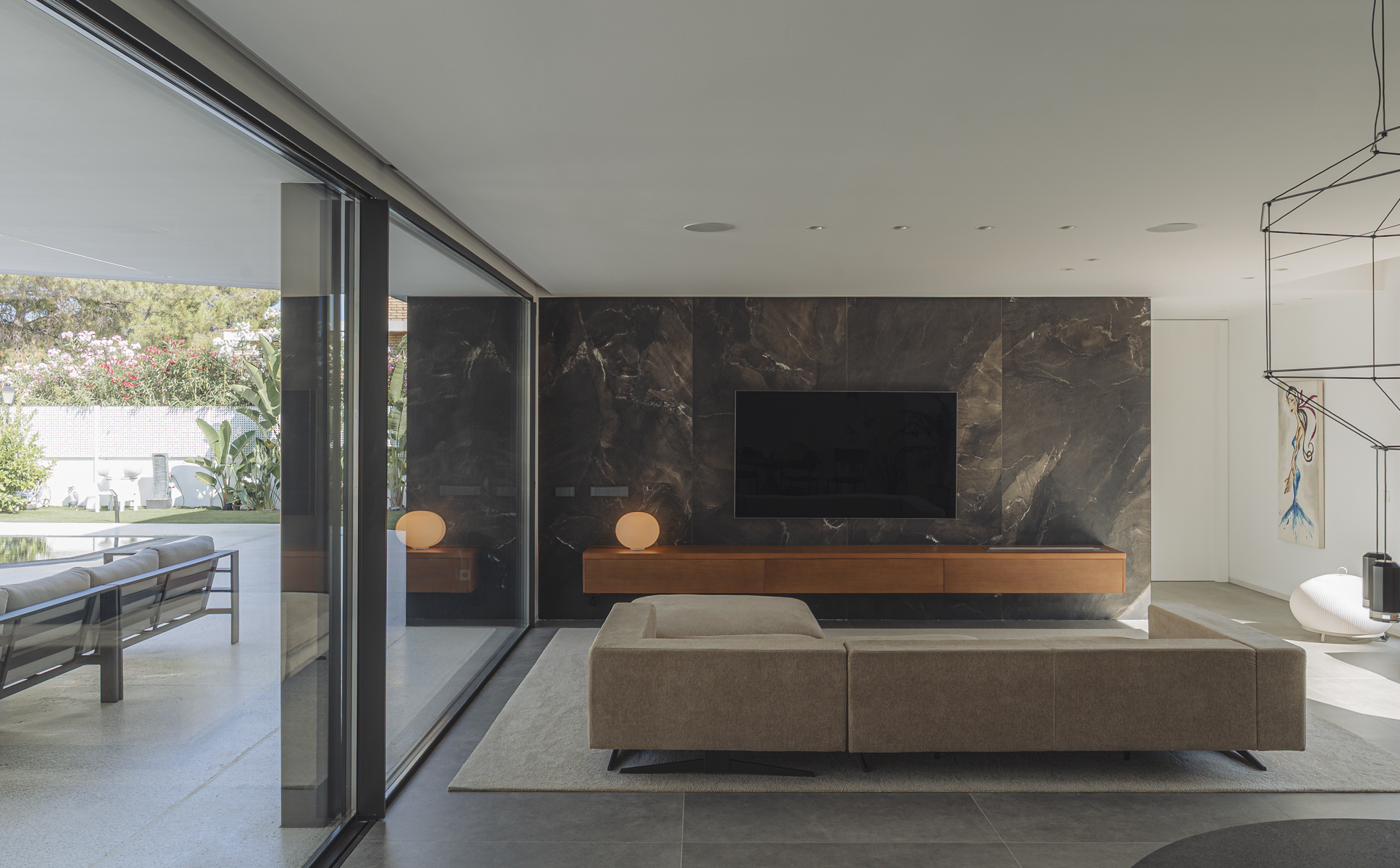 salón con revestimiento oscuro en casa moderna en Valencia