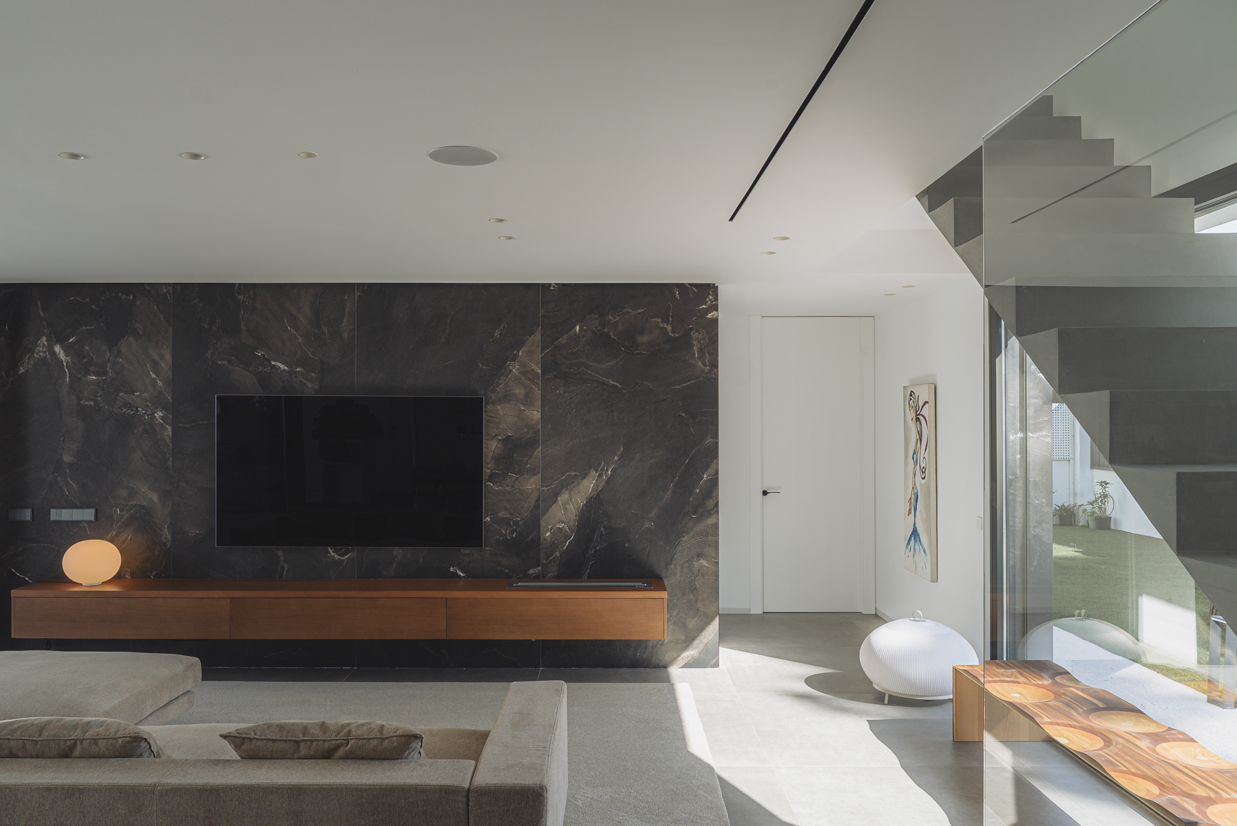 salón con revestimiento oscuro en casa moderna en Valencia