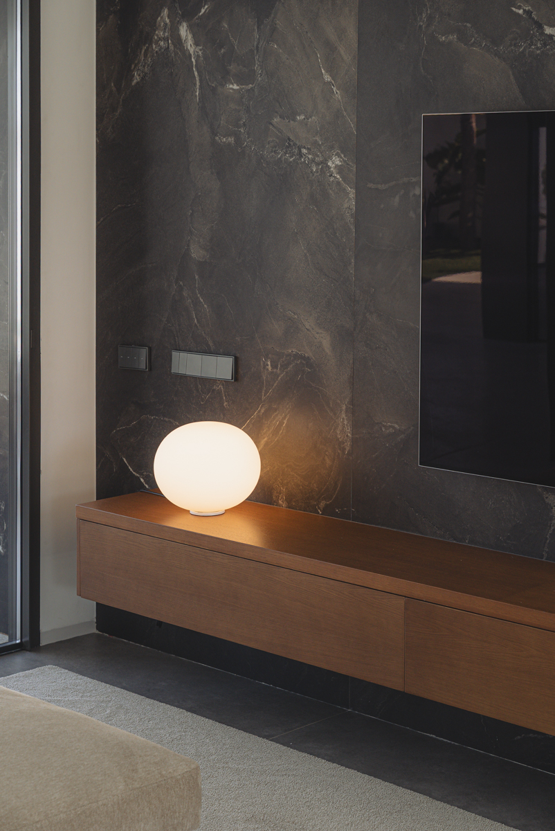 detalle de mueble de tv en salón de casa moderna en Valencia