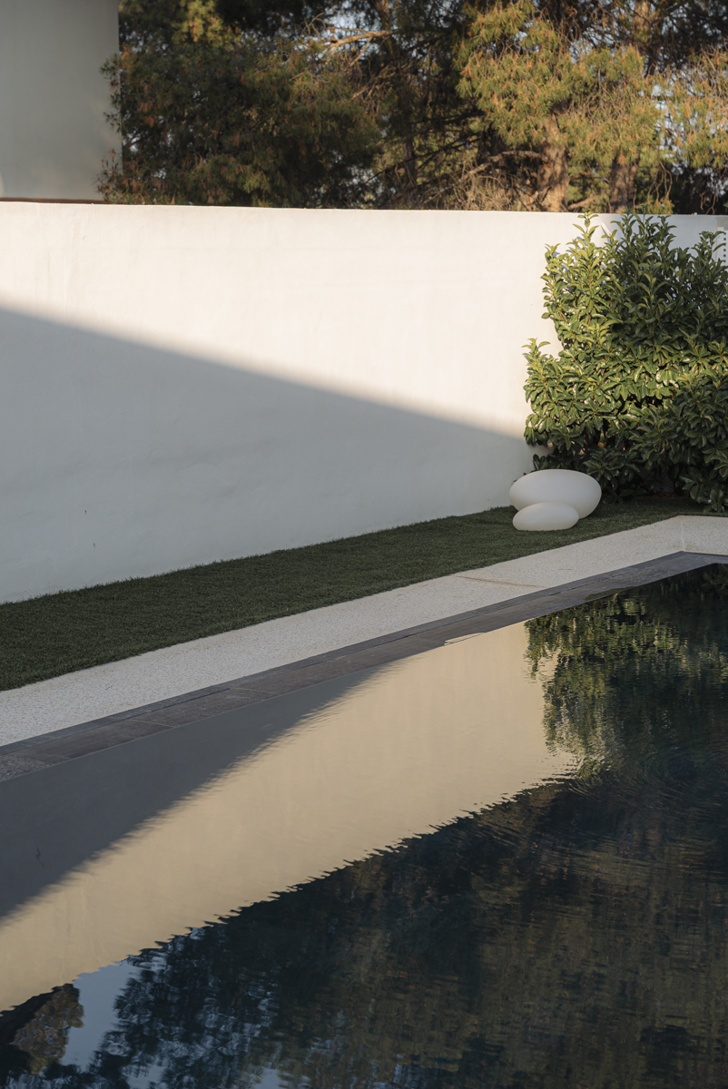 piscina en casa moderna en Valencia entre pinos