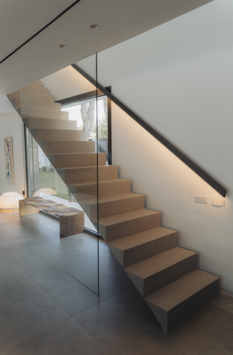 escalera de hormigón en casa moderna en Valencia