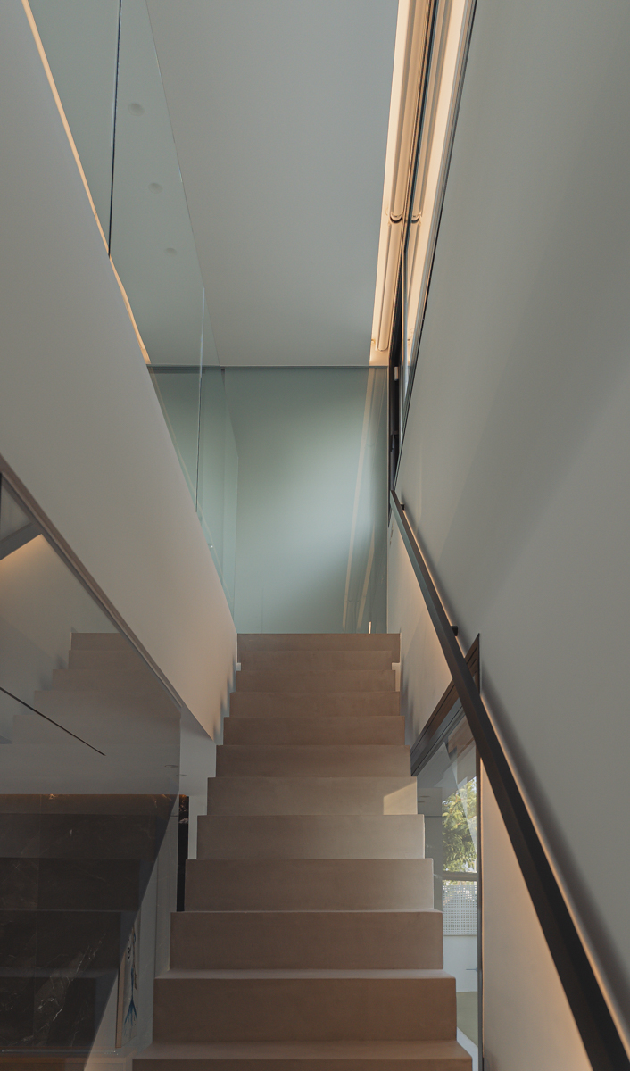 escalera de hormigón en casa moderna en Valencia
