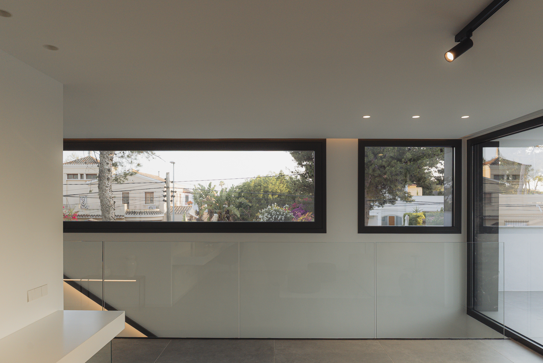 detalle de ventanas en planta primera de casa moderna en Valencia