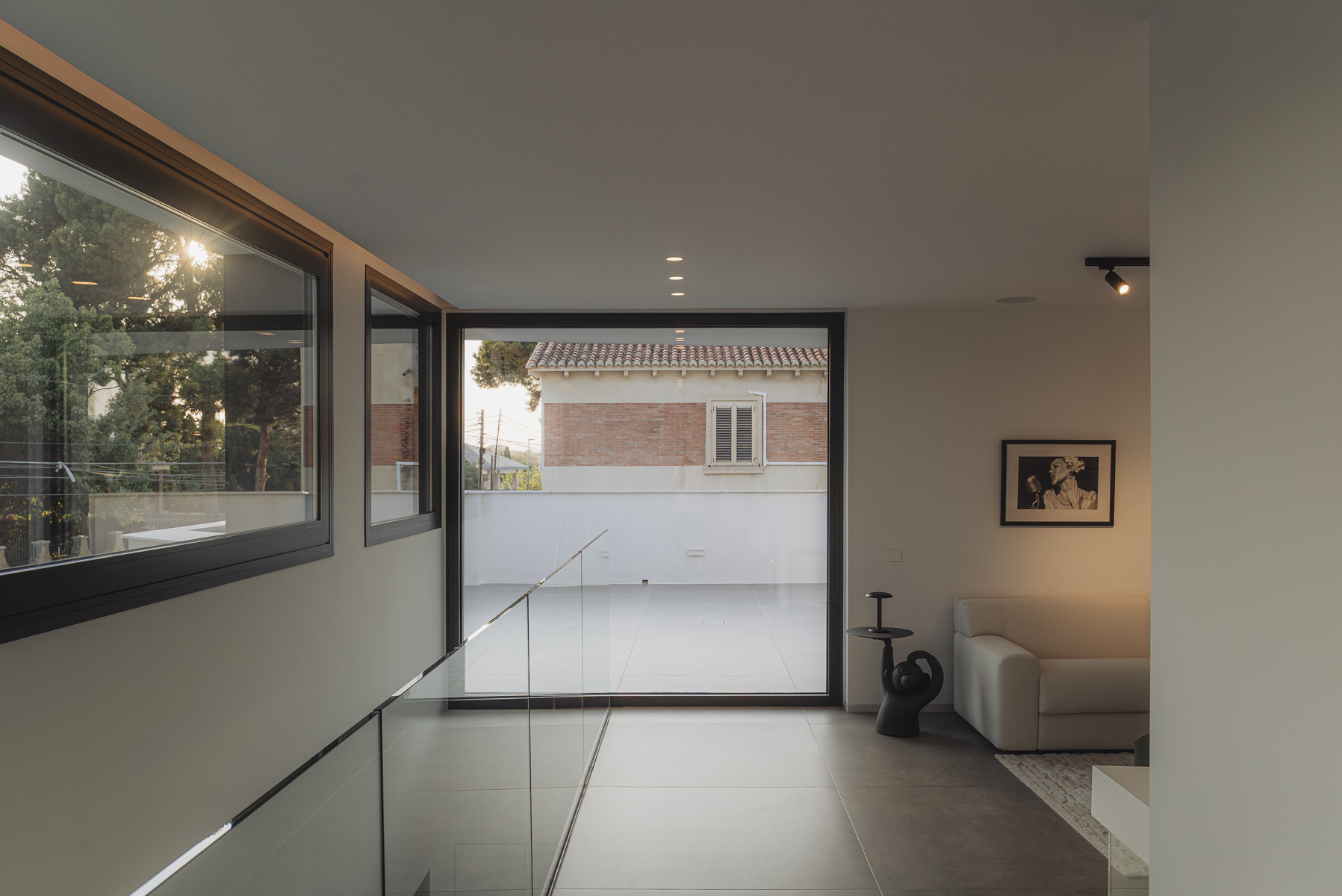 detalle de ventanas en planta primera de casa moderna en Valencia