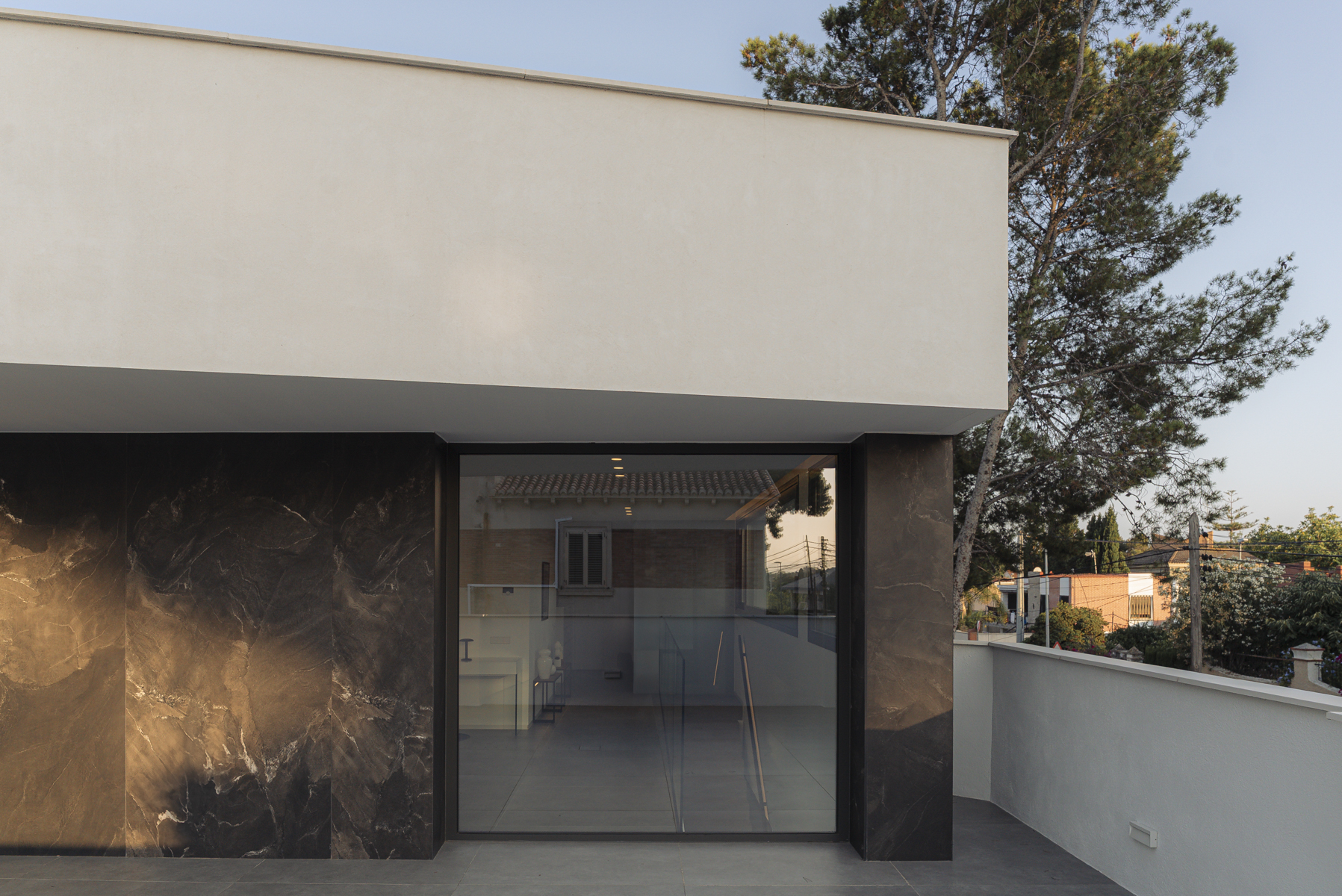 terraza volada en planta primera de casa moderna en Valencia