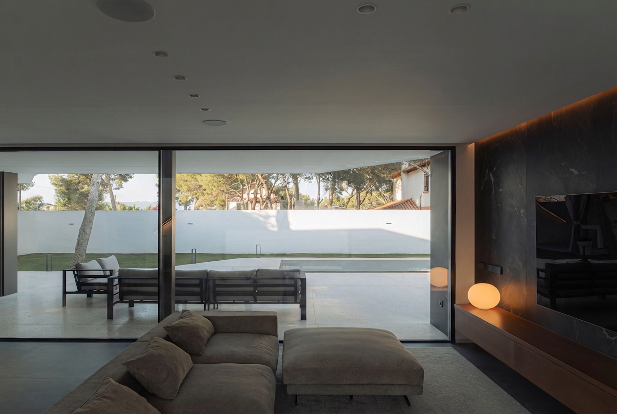 salón con vistas a la terraza y piscina en casa moderna en Valencia