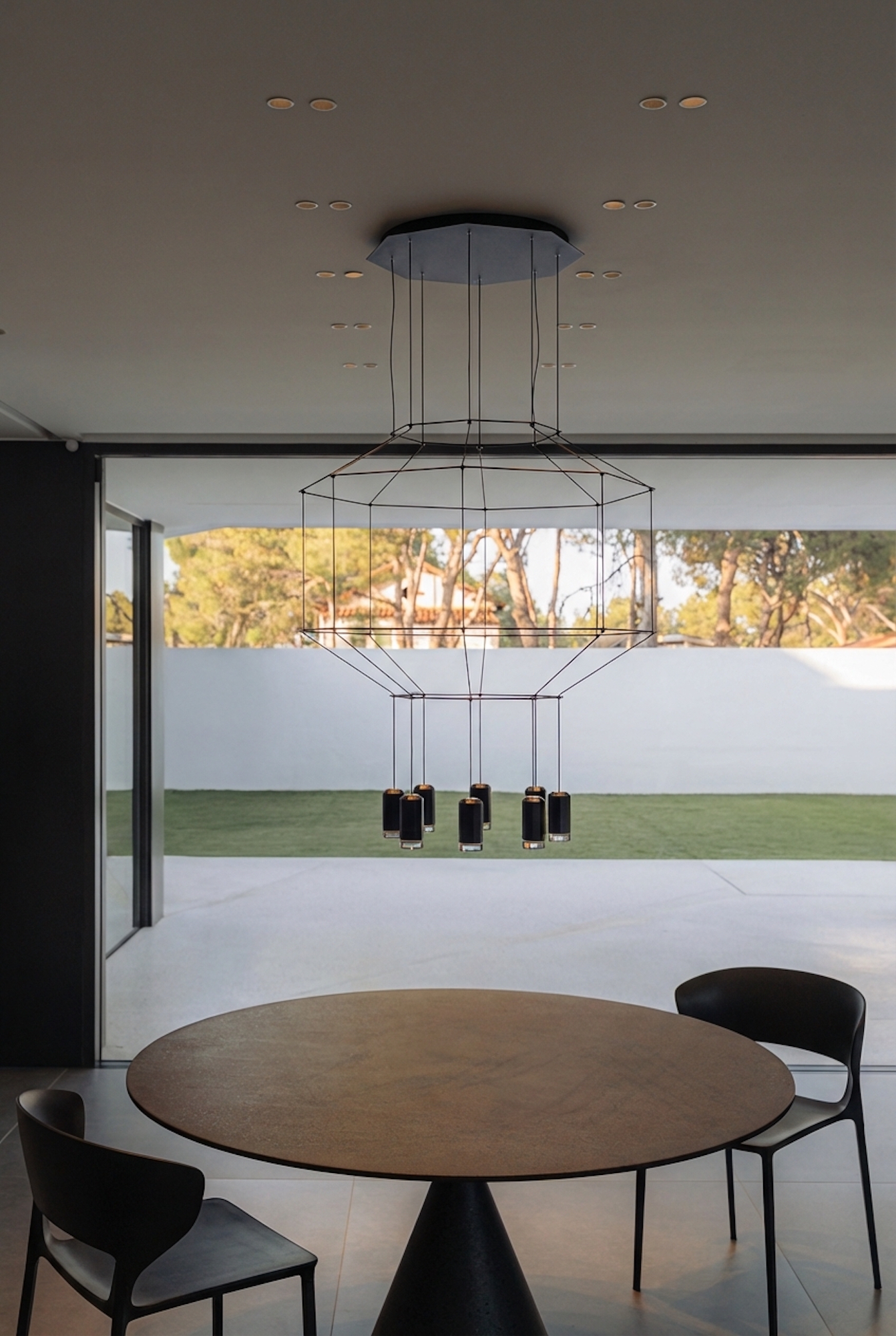 mesa de comedor con vistas y lámpara Wireflow de Vibia en casa moderna en Valencia