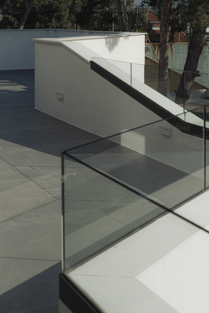 barandilla de cristal en zigzag en casa moderna en Valencia